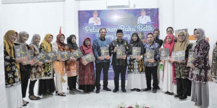 Resmikan Peluncuran Buku Batik, Bupati Berikan Bantuan kepada Perpustakaan Desa