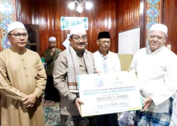 Serahkan Bantuan ke Masjid Baitul Makmur, Bupati Harap Bermanfaat Bagi Masyarakat 