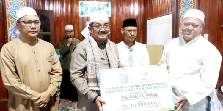 Serahkan Bantuan ke Masjid Baitul Makmur, Bupati Harap Bermanfaat Bagi Masyarakat 