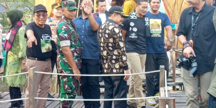 Ketua DPRD Ikut Dampingi Menparekrap Kunjungi Ekowisata Mangrove Pangkal Babu