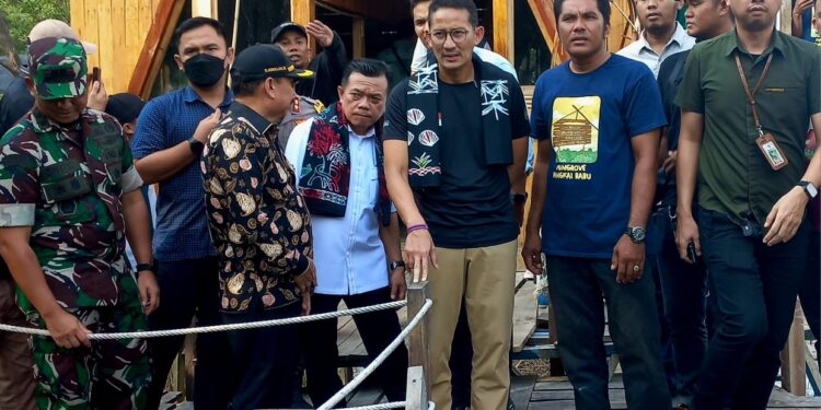 Apresiasi Ekowisata Mangrove Pakal Babu, Sandiaga Uno Akan Perhatian Pengembangannya