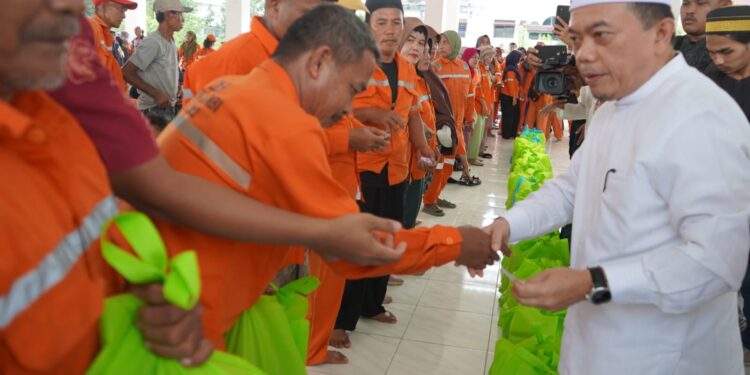 Gubernur Al Haris Berikan Bantuan Sembako Bagi Petugas Kebersihan Kota Jambi