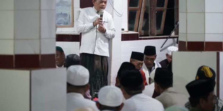 Malam Ke-12 Ramadhan, Gubernur Al Haris Tarawih di Desa Malapari