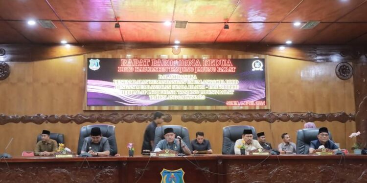 DPRD Tanjabbar Gelar Paripurna Dengarkan Pemandangan Umum Fraksi-Fraksi Terhadap LKPJ Bupati