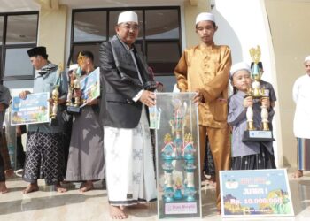 Usai Sholat Ied, Anwar Sadat Serahkan Hadiah Juara Festival Arakan Sahur