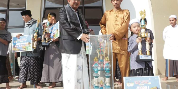 Usai Sholat Ied, Anwar Sadat Serahkan Hadiah Juara Festival Arakan Sahur