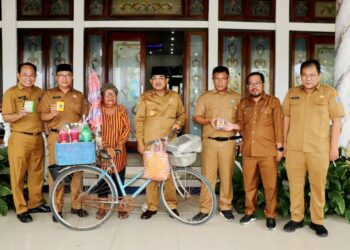 Pedulu Pedagang Kecil dan Disabilitas,  Bupati Berikan Sepeda dan Kursi Roda 