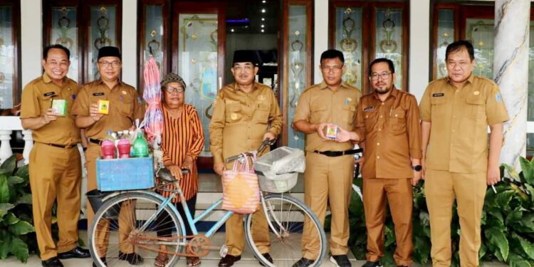 Pedulu Pedagang Kecil dan Disabilitas,  Bupati Berikan Sepeda dan Kursi Roda 
