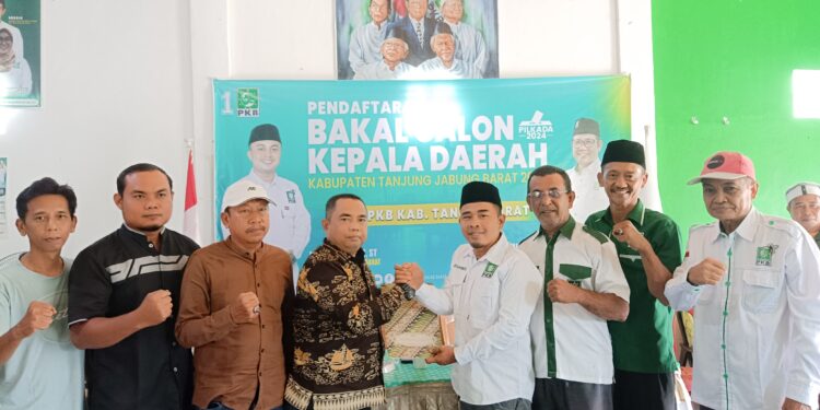 UAS Jadi Bacabup Pertama yang Ambil Formulir di PKB Tanjabbar
