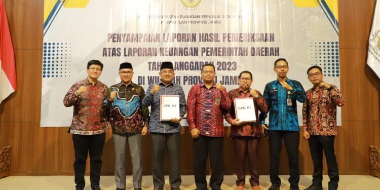 Bersama Bupati Ketua DPRD Tanjabbar Terima Opini WTP Dari BPK-RI Provinsi Jambi 