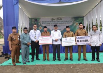 Hadiri Halal Bihalal di Kecamatan Bram Itam, Bupati Bagikan Bantuan