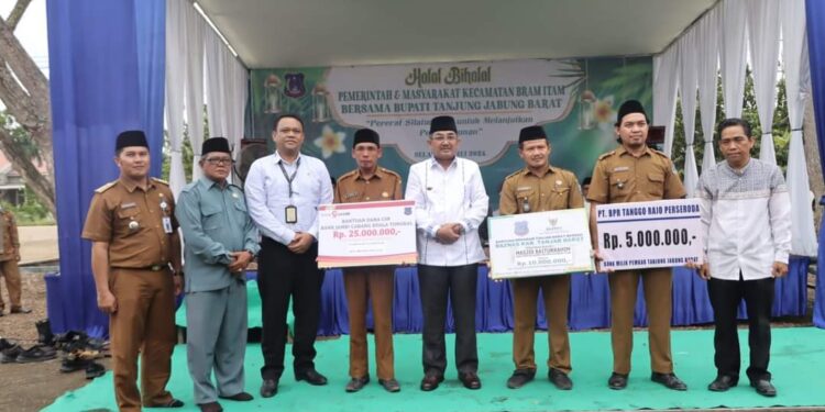 Hadiri Halal Bihalal di Kecamatan Bram Itam, Bupati Bagikan Bantuan