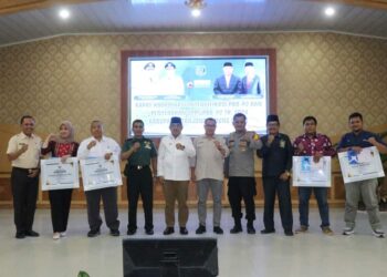 Apresiasi Kinerja Penglola PBB-P2, Bupati Tanjabbar Berikan Penghargaan