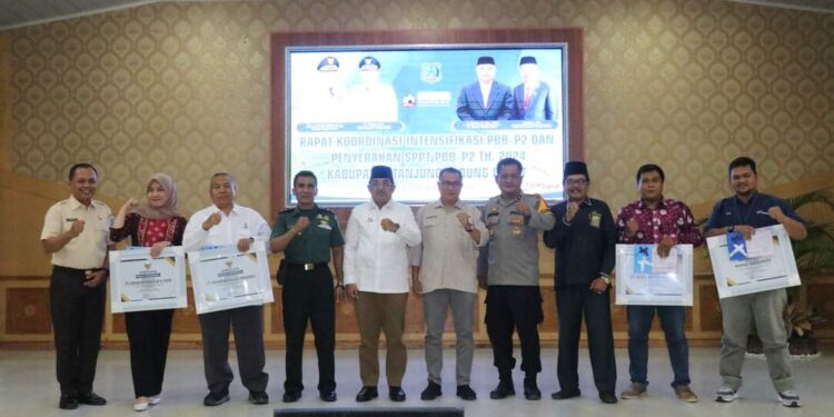 Apresiasi Kinerja Penglola PBB-P2, Bupati Tanjabbar Berikan Penghargaan