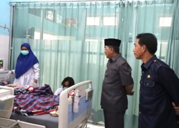 Bupati Tanjabbar Sambangi RSUD, Berikan Doa dan Semangat Pasien yang Dirawat