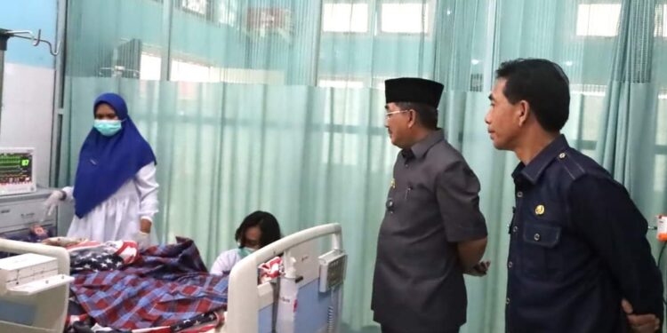Bupati Tanjabbar Sambangi RSUD, Berikan Doa dan Semangat Pasien yang Dirawat