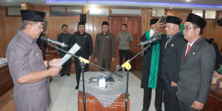 Lantik Kepala BKAD dan Kasat Pol PP, Bupati Pinta Pejabat Bekerja Penuh Tanggungjawab 