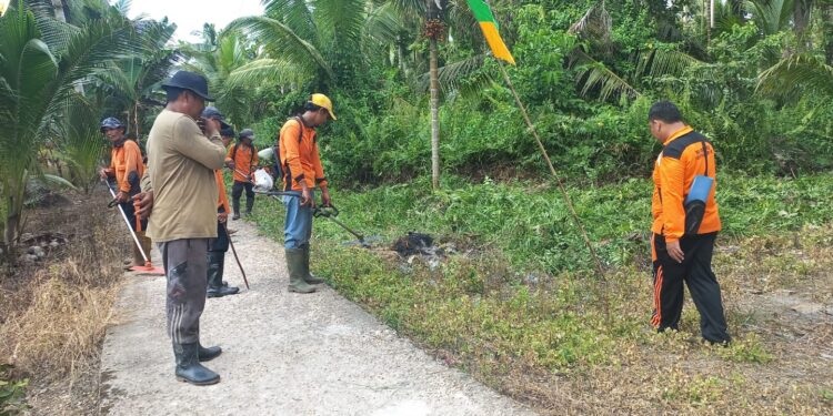 Bersama DLH, Desa Mekar Tanjung Gelar Gotong Royong Jumat Bersih