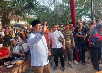 Lepas Lomba Panjat Pinang HUT RI Ke-79 dan Hari Jadi Tanjabbar Ke-59, Bupati Apresiasi Panitia