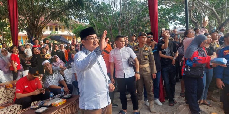 Lepas Lomba Panjat Pinang HUT RI Ke-79 dan Hari Jadi Tanjabbar Ke-59, Bupati Apresiasi Panitia