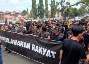 Ratusan Warga Geruduk Rumah Dinas Tuntut Netralitas Pj Bupati dan ASN OKU dalam Pilkada 2024