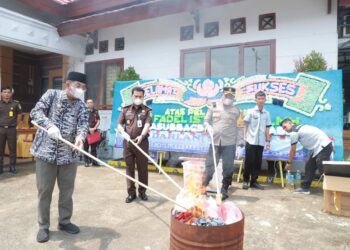 Bupati Anwar Sadat Ikut Musnahan BB dari 73 Perkara Pidana di Kejari Kualatungkal 