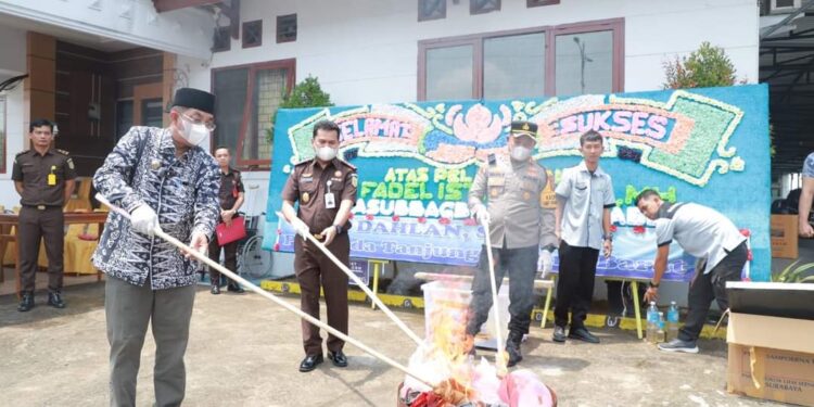 Bupati Anwar Sadat Ikut Musnahan BB dari 73 Perkara Pidana di Kejari Kualatungkal 