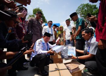Al Haris Gubernur Jambi Serahkan Bantuan Pendidikan Seragam Sekolah di SMK 1 Sungai Penuh