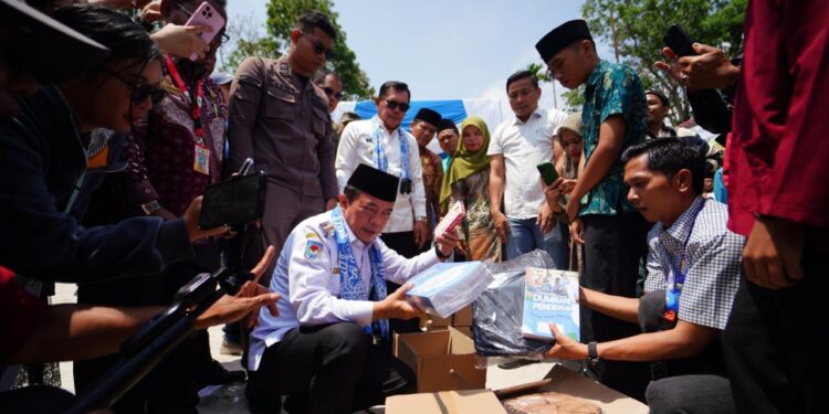Al Haris Gubernur Jambi Serahkan Bantuan Pendidikan Seragam Sekolah di SMK 1 Sungai Penuh