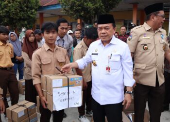 Al Haris Gubernur Jambi Serahkan Bantuan Dumisake Pendidikan dan Dumisake UMKM