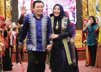 Kerennya Al Haris-Hesnidar Haris Kenalkan Tenun Songket Batik Jambi di Catwalk