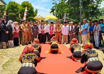 Jalan Batang Asai Mulus di Era Gubernur Al Haris, Warga Gelar Syukuran
