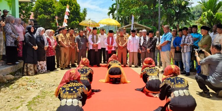 Jalan Batang Asai Mulus di Era Gubernur Al Haris, Warga Gelar Syukuran