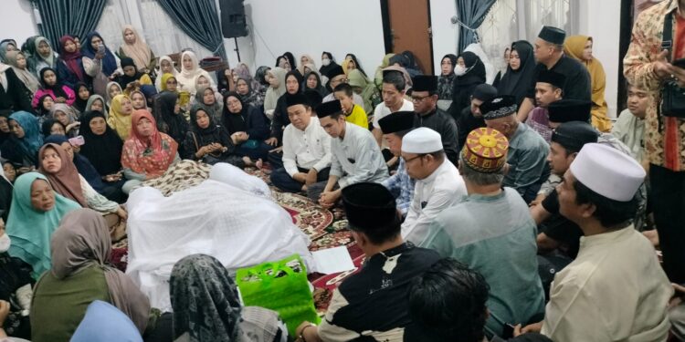 Al Haris Melayat ke Rumah Duka Rektor UIN Alm Prof Asad Isma