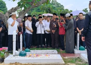 Al Haris Wakili Keluarga Sambutan di Pemakaman Alm Prof As’ad Isma