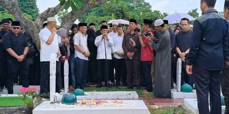 Al Haris Wakili Keluarga Sambutan di Pemakaman Alm Prof As’ad Isma