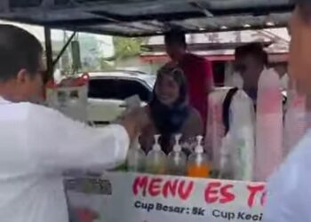 Viral Video Cagub RH Bagi bagi Duit Langsung ke Warga saat Kampanye