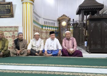 Al Haris Subuh Berjamaah Bersama Warga di Masjid Tua Bungo