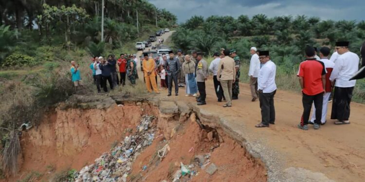 Pjs Bupati Tanjabbar Tinjau Jalan Rusak di Dua Desa