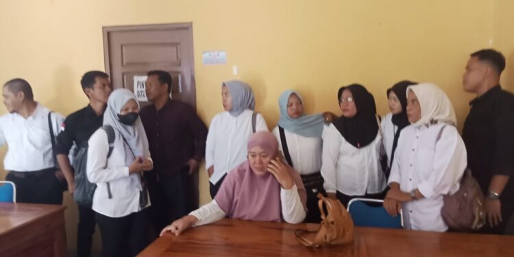 Kades Karang Dapo Beserta Perangkat Desa Gruduk Kantor PMD OKU : Ada Apa?