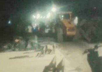 Breaking news…! Truk Molen Terpuruk, Lalin Arah Pelabuhan Roro Lumpuh Total