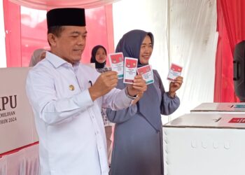 Gubernur Al Haris Beserta Isteri Mencoblos di TPS 16 Kenali Besar