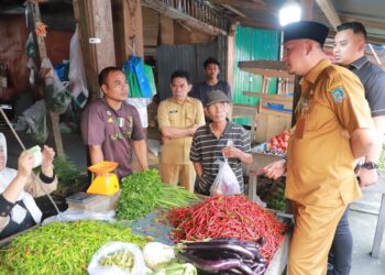 Jelang Nataru 2024, Sekda Tanjab Barat Sidak Harga Sembako di Kuala Tungkal