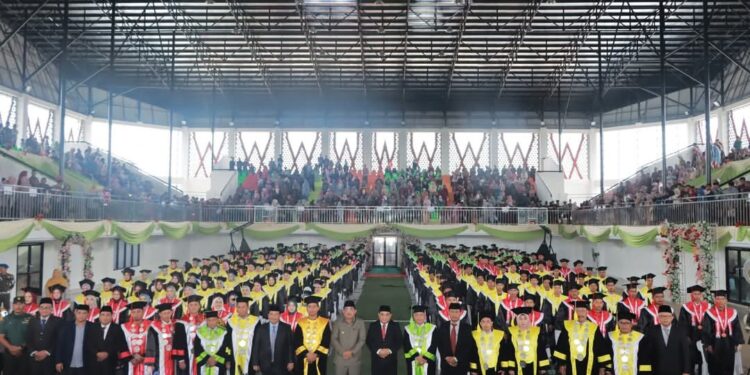 Bupati Tanjab Barat Hadiri Wisuda IAI An-Nadwah, Dorong Lulusan Berdaya Saing Global