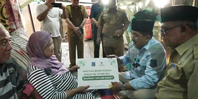 Bupati Anwar Sadat Tinjau Rumah Nenek Arbaiyah yang Roboh, Janji Bedah Rumah Bulan Ini