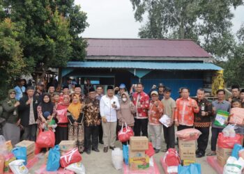Lima Rumah Hangus, Bupati Tanjab Barat Tinjau Lokasi dan Beri Bantuan