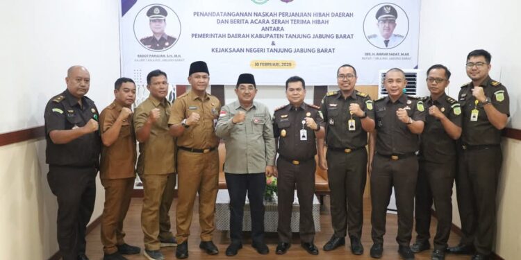 Perkuat Kolaborasi dengan Kejari, Bupati Serahkan Hibah Gedung Kantor Kejari di Desa Pembengis