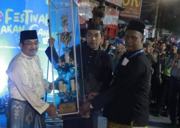 Bupati Tanjab Barat Resmikan Festival Arakan Sahur 2025, Pacu Ekonomi dan Wisata Religi