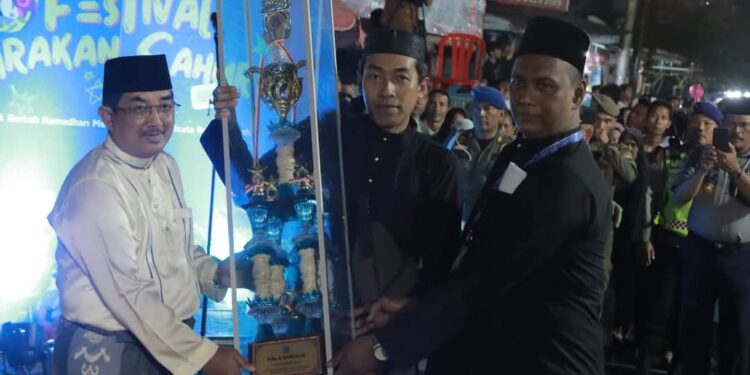 Bupati Tanjab Barat Resmikan Festival Arakan Sahur 2025, Pacu Ekonomi dan Wisata Religi