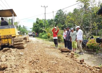 Bupati Anwar Sadat Tinjau Langsung Peningkatan Jalan Parit Pudin, Warga Antusias!